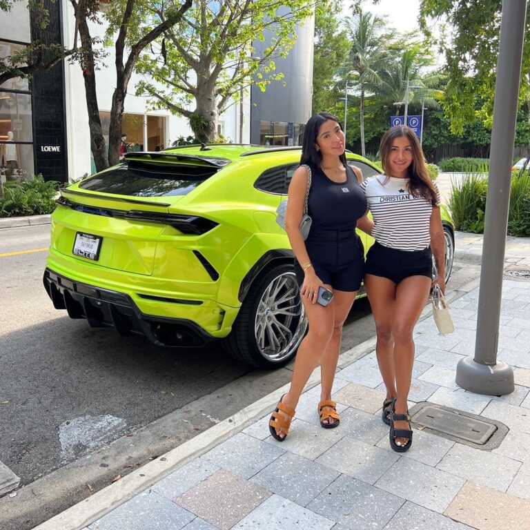 Dos mujeres en el Lamborghini de Llados