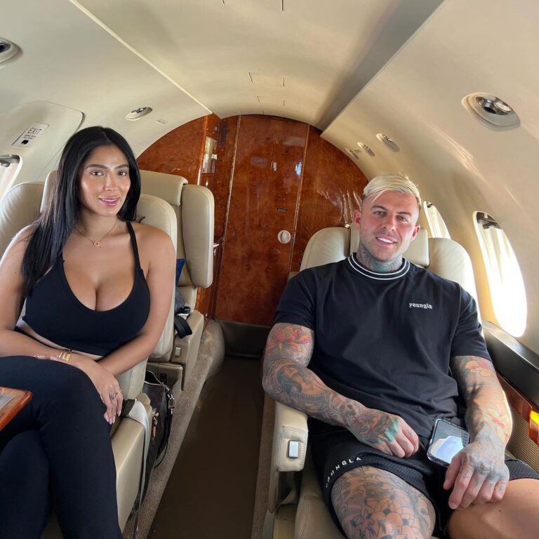 Llados y su novia en el avión privado