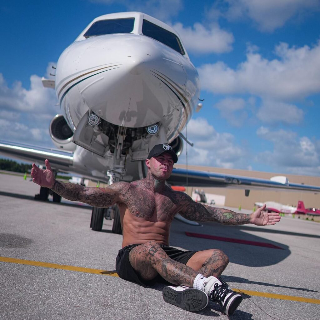 Llados en frente de su avión privado