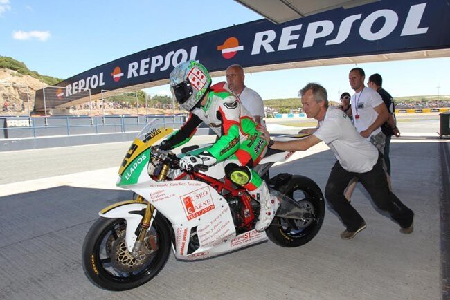 Llados siendo empujado para arrancar en Jerez Moto2